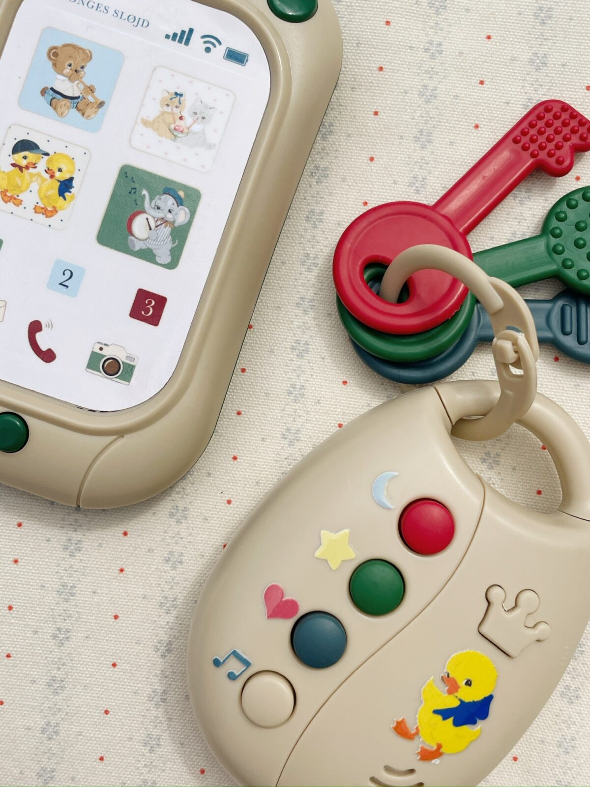 Konges Slojd Minu esimene telefon Konges Slojd Minu esimene telefon Mänguasjad - HellyK - Kvaliteetsed lasteriided, villariided, barefoot jalatsid