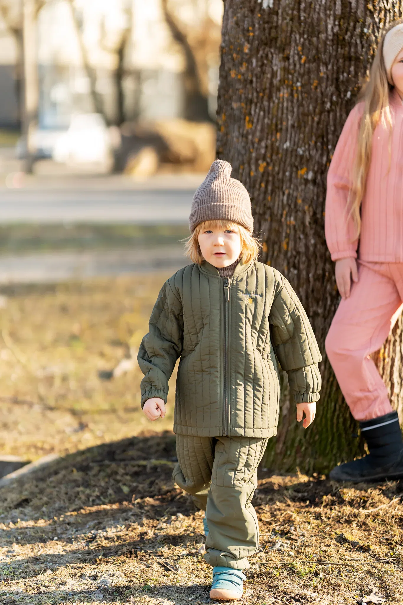 Laps kihilistes õueriietes